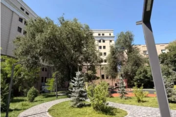 Новый благоустроенный сквер в микрорайоне Самал-3 в Алматы