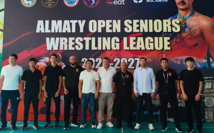Участники второго этапа турнира по вольной борьбе Almaty Open Seniors в Алматы