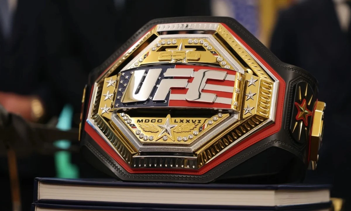 Впервые в истории может состояться бой за три пояса UFC