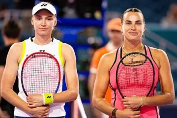 Елена Рыбакина сократила отставание от Арины Соболенко
