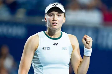 Рыбакина официально обошла Соболенко и возглавила чемпионскую гонку WTA