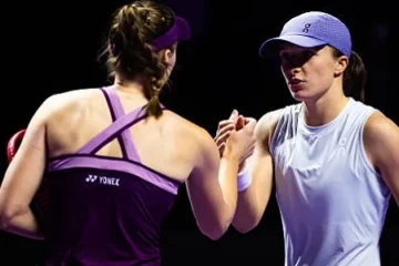 Швентек обошла Рыбакину по личным встречам