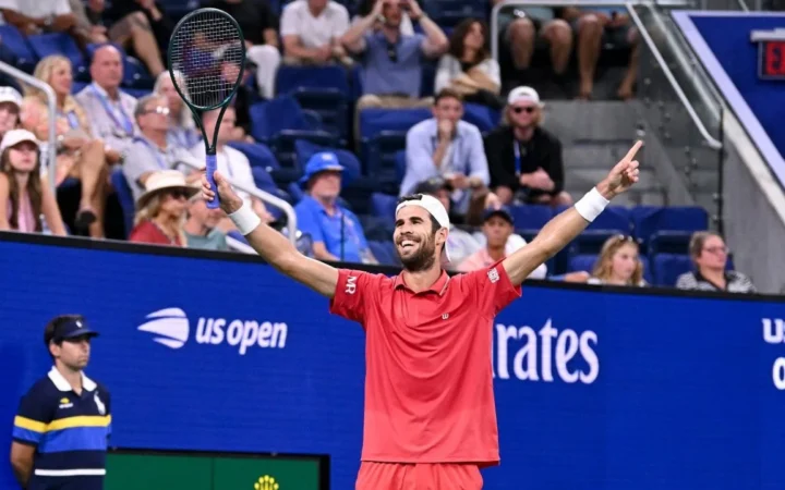Российский теннисист на сенсационном камбэке пробился в четвертьфинал US Open