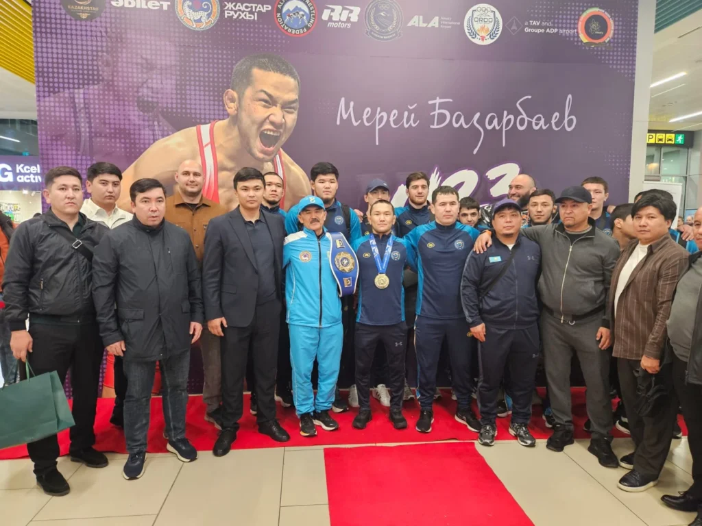 Мерей Базарбаев после победы на чемпионате мира в Лас-Вегасе вместе с командой и представителями Алматы