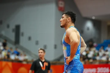 Азамат Даулетбеков вышел в четвертьфинал чемпионата мира по борьбе