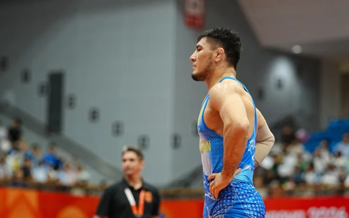 Азамат Даулетбеков вышел в четвертьфинал чемпионата мира по борьбе