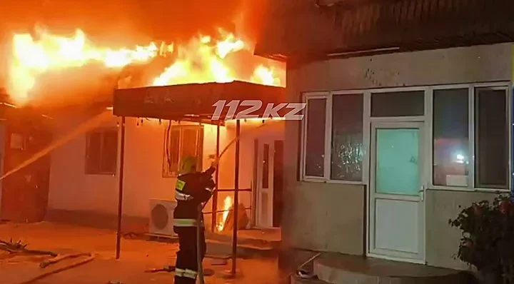В Алматинской области загорелись два магазина