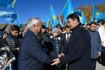 В Алматы в честь Дня Республики подняли Государственный флаг