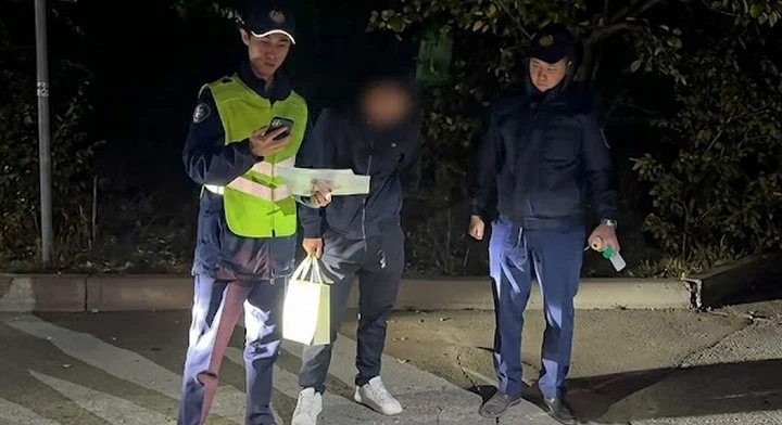 В Алматы задержали 19-летнего молодого человека с опасным предметом