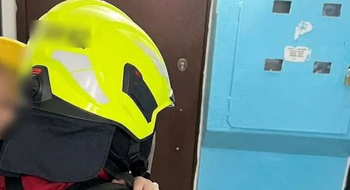 В Алматы при пожаре в жилом доме спасли ребёнка