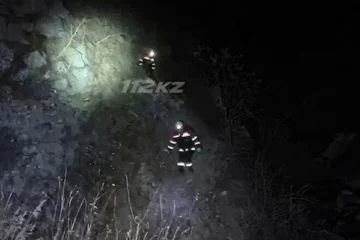 Двум туристам понадобилась помощь спасателей в горах Алматы
