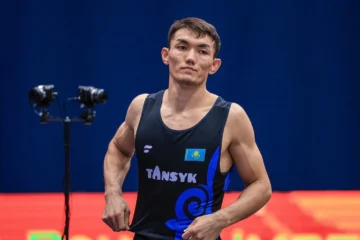 Мерей Маулитканов победил призёра Олимпиады и вышел в четвертьфинал чемпионата мира по борьбе