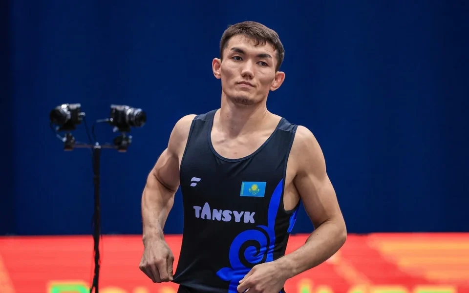 Мерей Маулитканов победил призёра Олимпиады и вышел в четвертьфинал чемпионата мира по борьбе