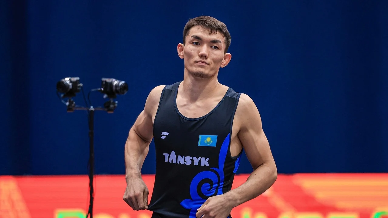 Мерей Маулитканов победил призёра Олимпиады и вышел в четвертьфинал чемпионата мира по борьбе