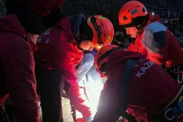 Спасатели эвакуировали травмированного мотоциклиста в горах Алматы