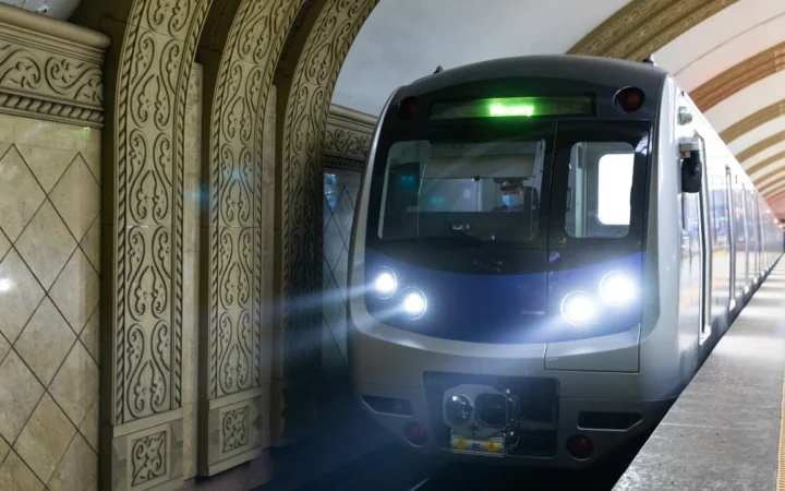 Столпотворения на станциях метро объяснили в Алматы
