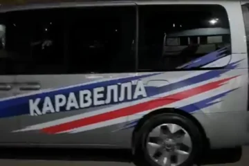 Микроавтобус с надписью «Каравелла» на боковой части кузова