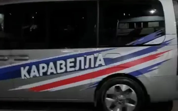Микроавтобус с надписью «Каравелла» на боковой части кузова