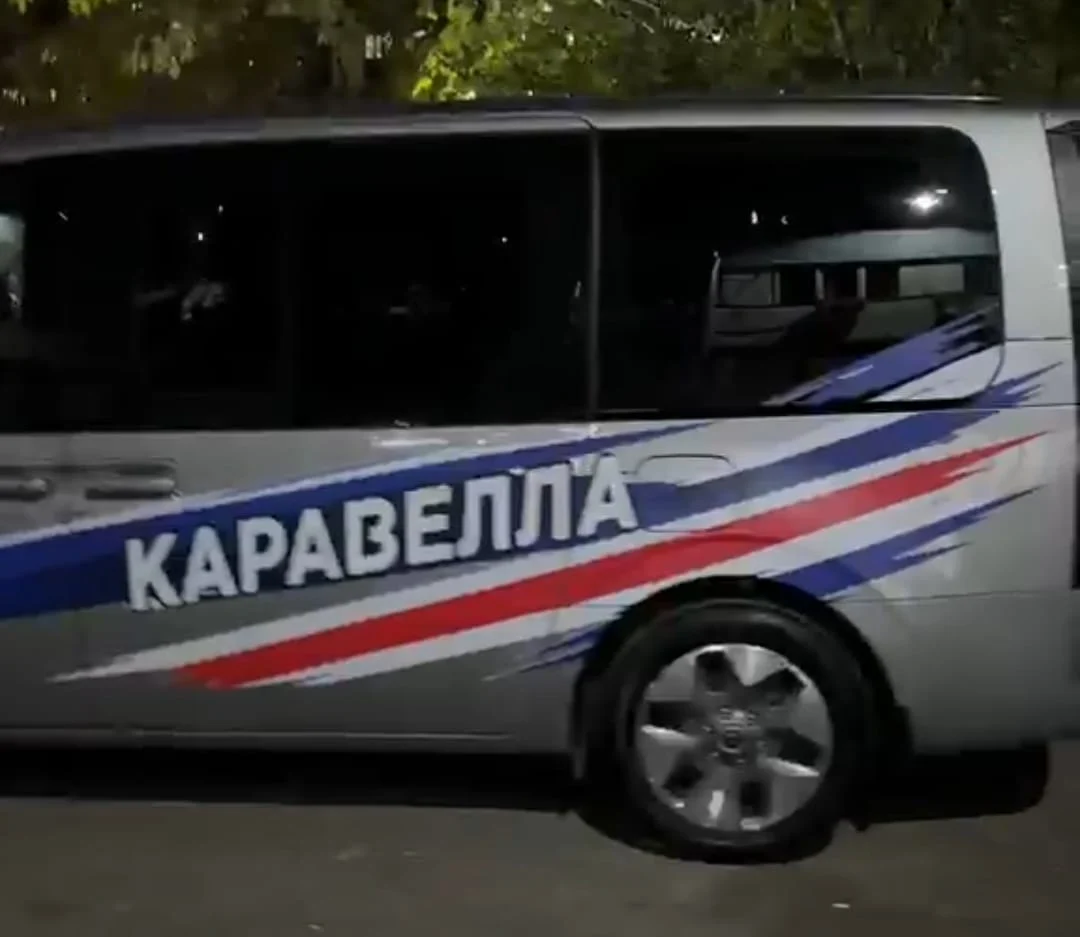 Микроавтобус с надписью «Каравелла» на боковой части кузова