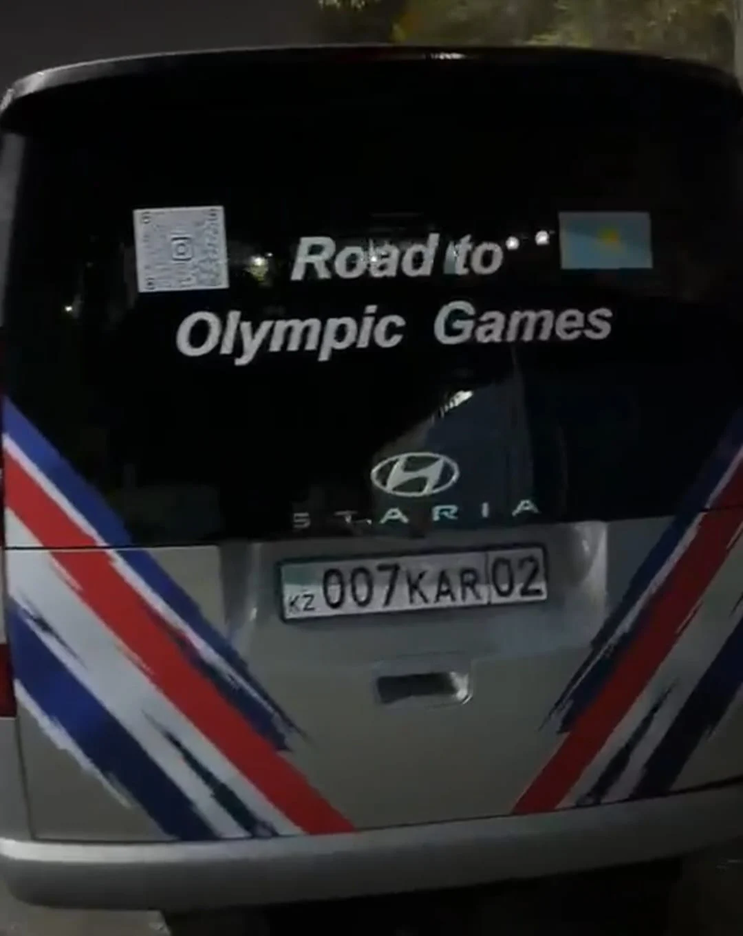 Задняя часть микроавтобуса клуба «Каравелла» с надписью Road to Olympic Games
