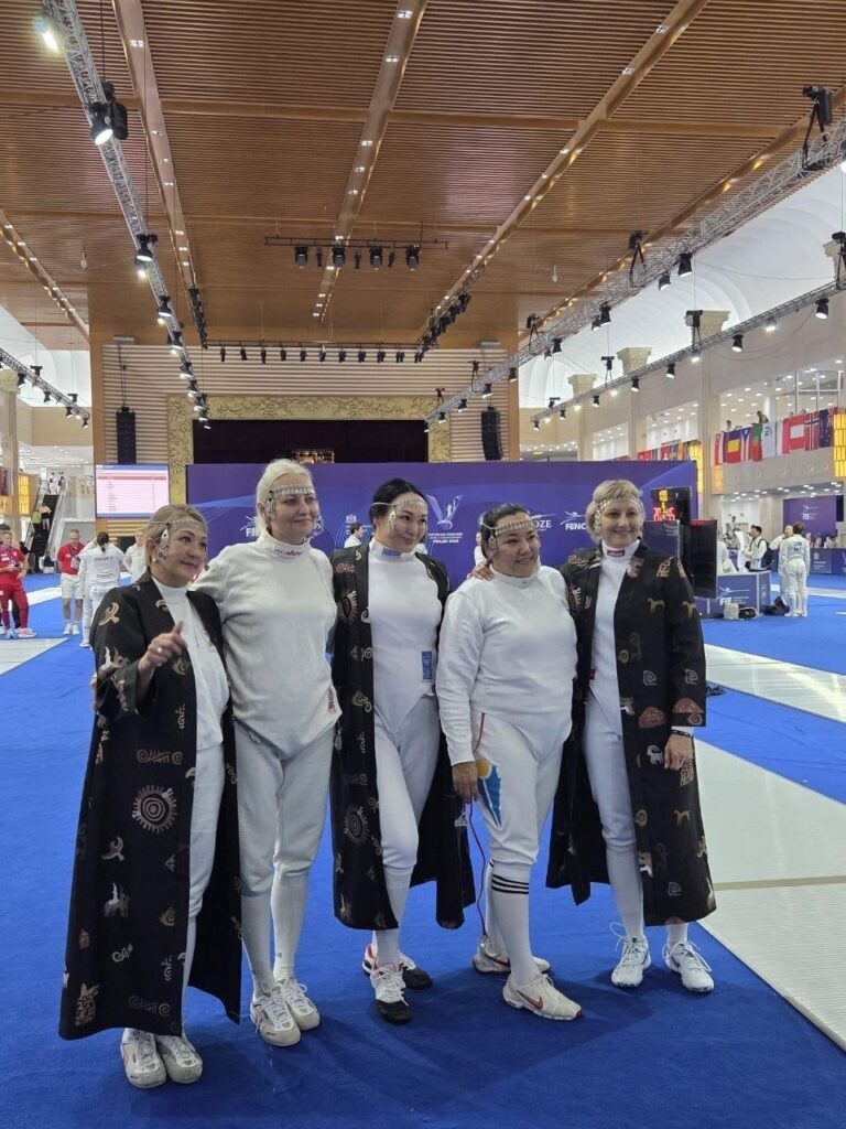 Женщины из казахстанской делегации на чемпионате мира ветеранов по фехтованию в Тбилиси
