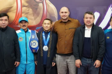 Мерей Базарбаев после победы на чемпионате мира U23 вместе с представителями алматинской борьбы