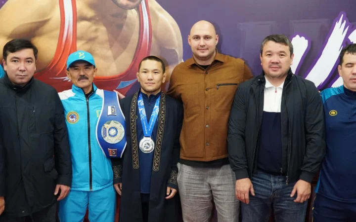 Мерей Базарбаев после победы на чемпионате мира U23 вместе с представителями алматинской борьбы