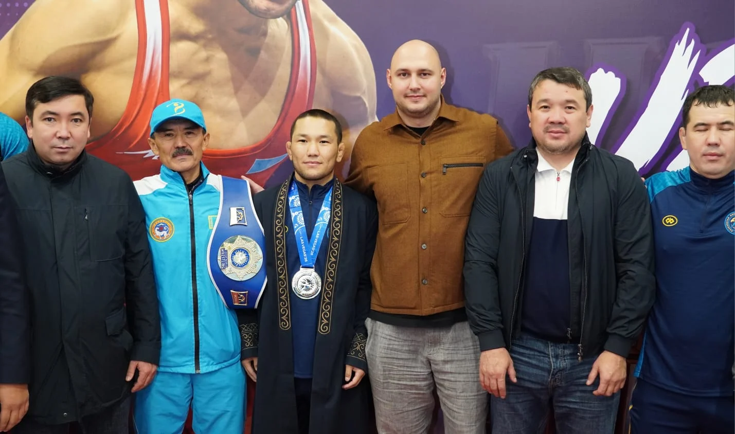 Мерей Базарбаев после победы на чемпионате мира U23 вместе с представителями алматинской борьбы